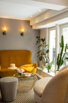 Coin salon dans l'établissement Hôtel Le Pradey