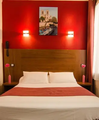 Un ou plusieurs lits dans un hébergement de l'établissement Hotel Paris Bruxelles