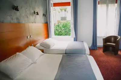 Un ou plusieurs lits dans un hébergement de l'établissement Hotel Paris Bruxelles