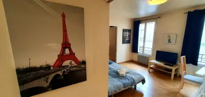 Télévision ou salle de divertissement dans l'établissement Welcome to Paris