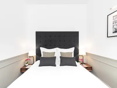 Un ou plusieurs lits dans un hébergement de l'établissement LivinParis - Luxury AC 4 Bedrooms Opera I