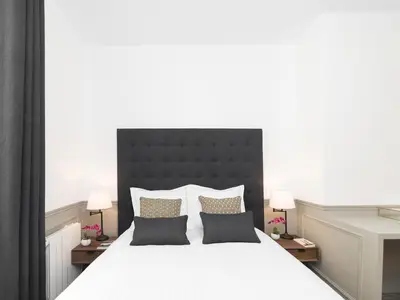 Un ou plusieurs lits dans un hébergement de l'établissement LivinParis - Luxury AC 4 Bedrooms Opera I