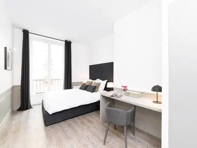 Un ou plusieurs lits dans un hébergement de l'établissement LivinParis - Luxury AC 4 Bedrooms Opera I