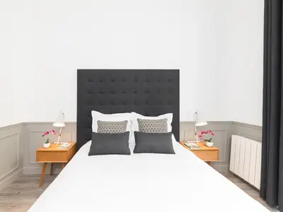 Un ou plusieurs lits dans un hébergement de l'établissement LivinParis - Luxury AC 4 Bedrooms Opera I