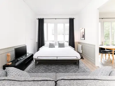 Un ou plusieurs lits dans un hébergement de l'établissement LivinParis - Luxury AC 4 Bedrooms Opera I