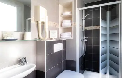 Salle de bains dans l'établissement Hôtel Montsouris Orléans