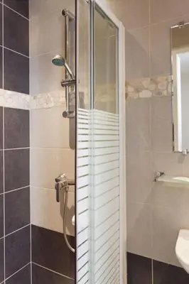 Salle de bains dans l'établissement Hôtel Montsouris Orléans
