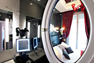 Télévision ou salle de divertissement dans l'établissement Maison Albar- Le Champs-Elysées
