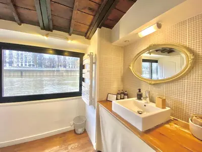 Salle de bains dans l'établissement Grande péniche 4 ch - 10 pers -Paris - Ile de Puteaux- terrasses