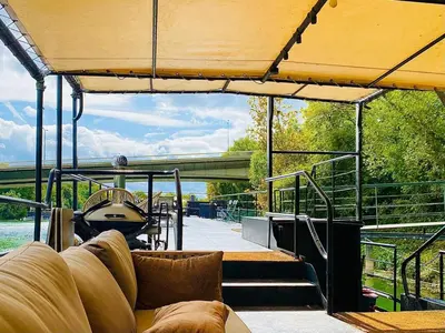 Balcon ou terrasse dans l'établissement Grande péniche 4 ch - 10 pers -Paris - Ile de Puteaux- terrasses
