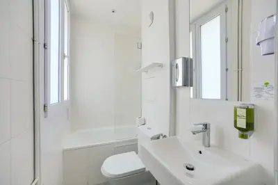 Salle de bains dans l'établissement Parici Hôtel Boulogne Billancourt