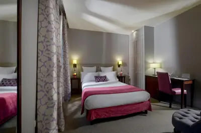 Un ou plusieurs lits dans un hébergement de l'établissement Hôtel Le Relais Saint Charles
