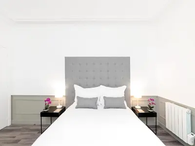 Un ou plusieurs lits dans un hébergement de l'établissement LivinParis - Luxury 3 & AC 4 Bedrooms Montmartre I