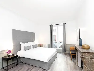 Un ou plusieurs lits dans un hébergement de l'établissement LivinParis - Luxury 3 & AC 4 Bedrooms Montmartre I