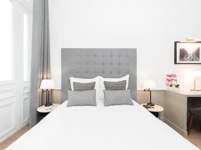 Un ou plusieurs lits dans un hébergement de l'établissement LivinParis - Luxury 3 & AC 4 Bedrooms Montmartre I
