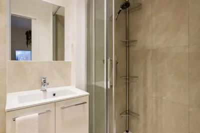 Salle de bains dans l'établissement LE MARAIS-SAINT MARTIN working & living