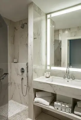 Salle de bains dans l'établissement Fauchon l'Hôtel Paris