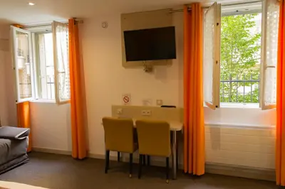 Télévision ou salle de divertissement dans l'établissement Hôtel de Paris La Défense