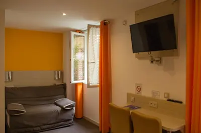 Télévision ou salle de divertissement dans l'établissement Hôtel de Paris La Défense