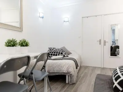 Un ou plusieurs lits dans un hébergement de l'établissement Montmartre Apartments Matisse