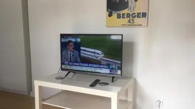 Télévision ou salle de divertissement dans l'établissement Cosy 25 sqm Studio in Heart of Paris