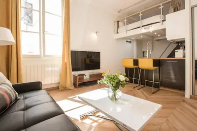 Coin salon dans l'établissement Premier Collection at Le Marais Chic Paris Stay Near Notre Dame, Exclusive Deal