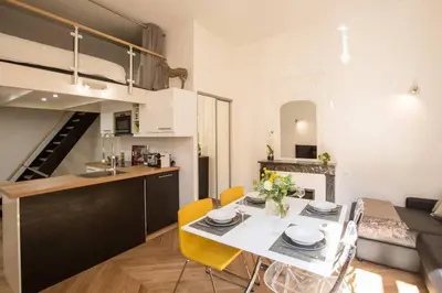 Cuisine ou kitchenette dans l'établissement Premier Collection at Le Marais Chic Paris Stay Near Notre Dame, Exclusive Deal
