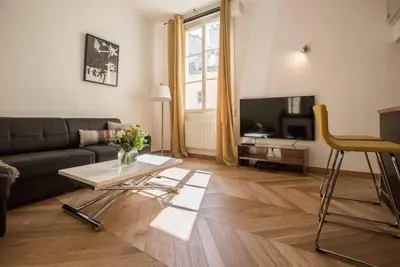 Télévision ou salle de divertissement dans l'établissement Premier Collection at Le Marais Chic Paris Stay Near Notre Dame, Exclusive Deal