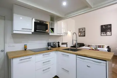 Cuisine ou kitchenette dans l'établissement Premier Collection at Le Marais Chic Paris Stay Near Notre Dame, Exclusive Deal