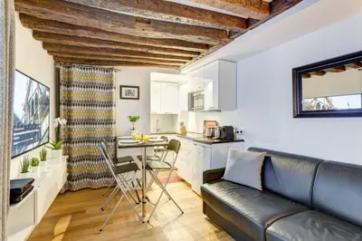 Cuisine ou kitchenette dans l'établissement Historic Paris Apartment Steps from Notre Dame and Louvre - Limited Offer