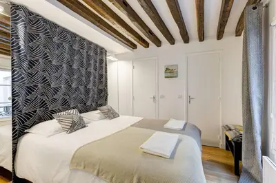 Un ou plusieurs lits dans un hébergement de l'établissement Historic Paris Apartment Steps from Notre Dame and Louvre - Limited Offer