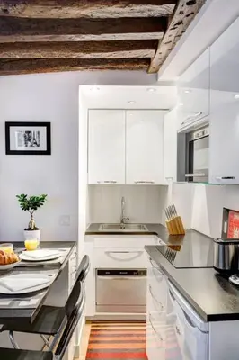 Cuisine ou kitchenette dans l'établissement Historic Paris Apartment Steps from Notre Dame and Louvre - Limited Offer