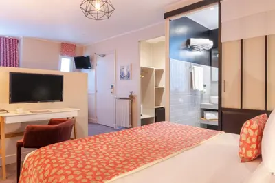 Télévision ou salle de divertissement dans l'établissement Hotel 29 Lepic