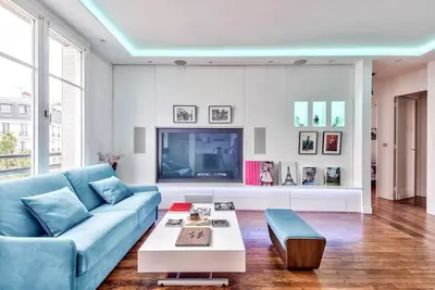 Télévision ou salle de divertissement dans l'établissement Luxury Stay Paris Place des Vosges