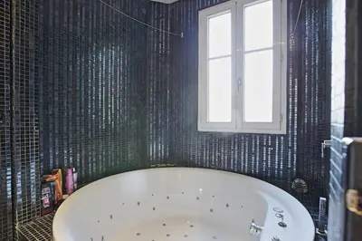Salle de bains dans l'établissement Luxury Stay Paris Place des Vosges