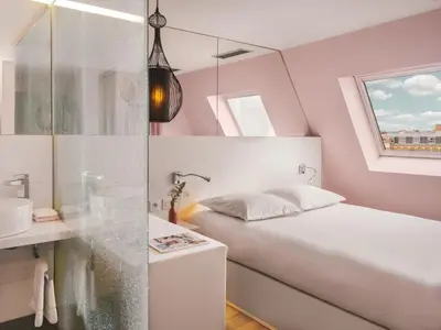 Un ou plusieurs lits dans un hébergement de l'établissement Legend Hôtel Paris