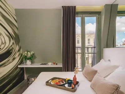 Un ou plusieurs lits dans un hébergement de l'établissement Legend Hôtel Paris