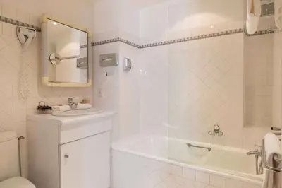 Salle de bains dans l'établissement Hôtel Saint Pierre