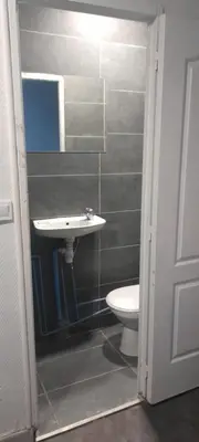 Salle de bains dans l'établissement Hôtel des Andelys
