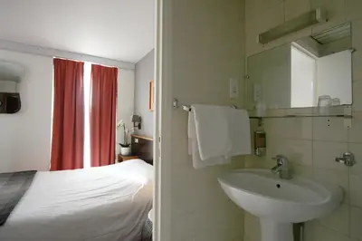 Salle de bains dans l'établissement Denfert-Montparnasse