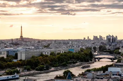 Vue générale sur Paris ou vue de la ville depuis l'hôtel