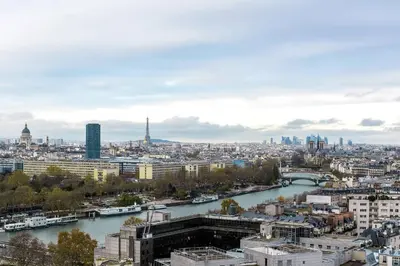 Vue générale sur Paris ou vue de la ville depuis l'hôtel