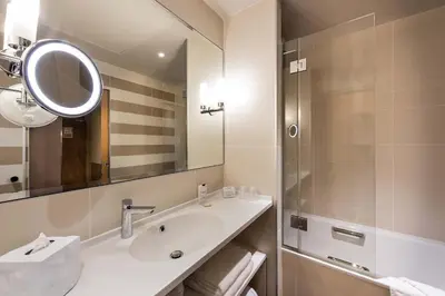 Salle de bains dans l'établissement Hôtel Magellan