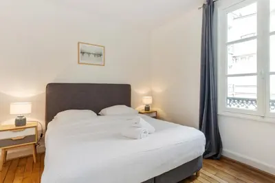 Un ou plusieurs lits dans un hébergement de l'établissement Appartement du Marché St Honoré - Welkeys