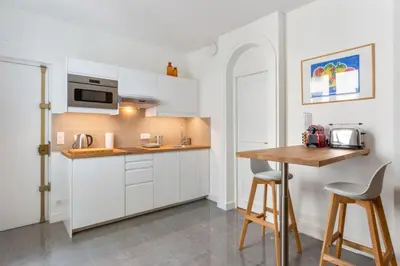 Cuisine ou kitchenette dans l'établissement Appartement du Marché St Honoré - Welkeys
