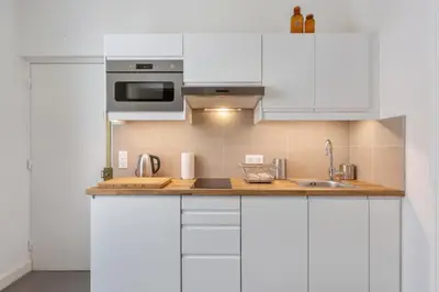 Cuisine ou kitchenette dans l'établissement Appartement du Marché St Honoré - Welkeys