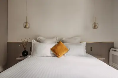 Un ou plusieurs lits dans un hébergement de l'établissement HIGHSTAY - Luxury Serviced Apartments - Place Vendôme