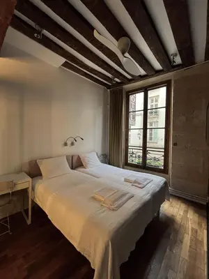 Un ou plusieurs lits dans un hébergement de l'établissement Boutique Hotel de la Place des Vosges