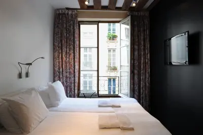 Un ou plusieurs lits dans un hébergement de l'établissement Boutique Hotel de la Place des Vosges