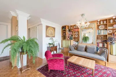 Bibliothèque dans l'appartement